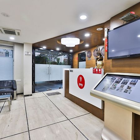 Oyo 4938 Hotel Dev Aadi Ahmedabad Exterior foto