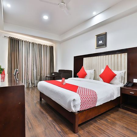 Oyo 4938 Hotel Dev Aadi Ahmedabad Exterior foto